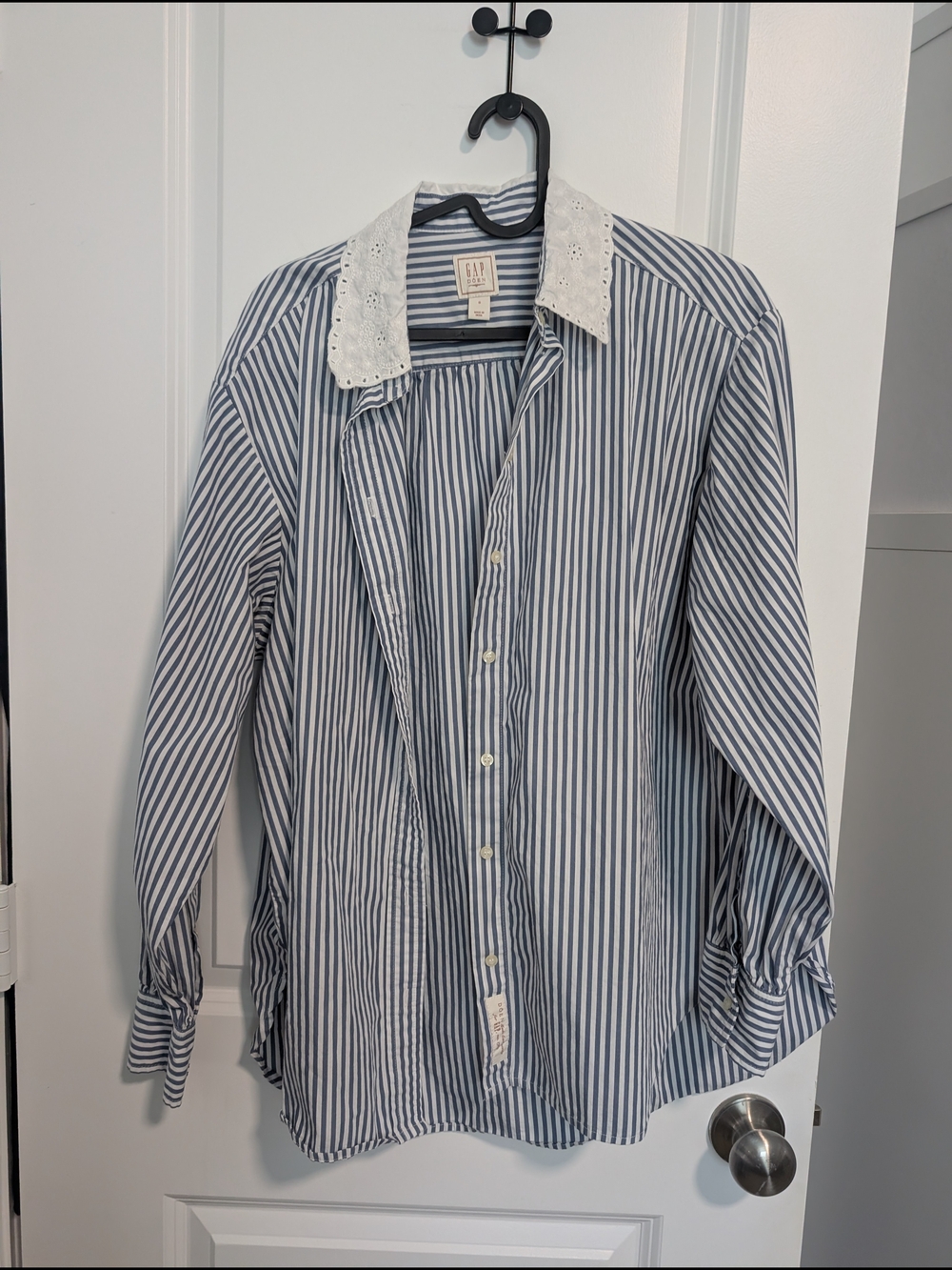 GAP Women’s Blue and White Striped Button-Down Shirt with Eyelet Collar - Picture 4 of 6